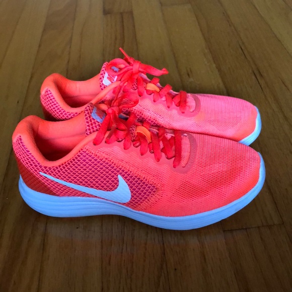 Nike Shoes - Nike Revolution 3